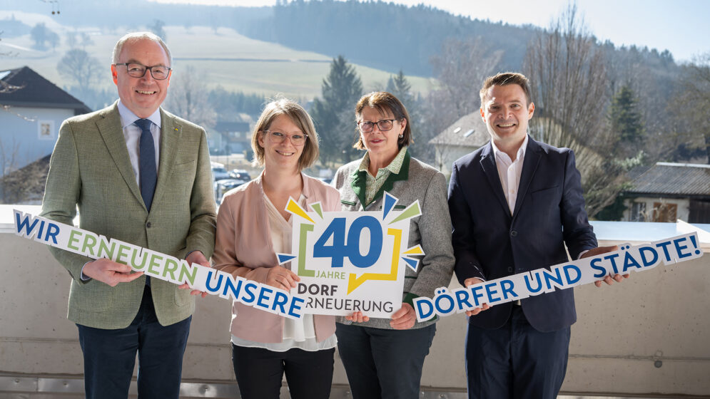 40 Jahre Dorf- und Stadterneuerung: LH-Stv. Stephan Pernkopf, Helene Strohmayer, Obfrau der Dorferneuerung Schönbach, Maria Forstner, Obfrau der Dorf- und Stadterneuerung, und Martin Ruhrhofer, Geschäftsführer der Dorf- & Stadterneuerung.