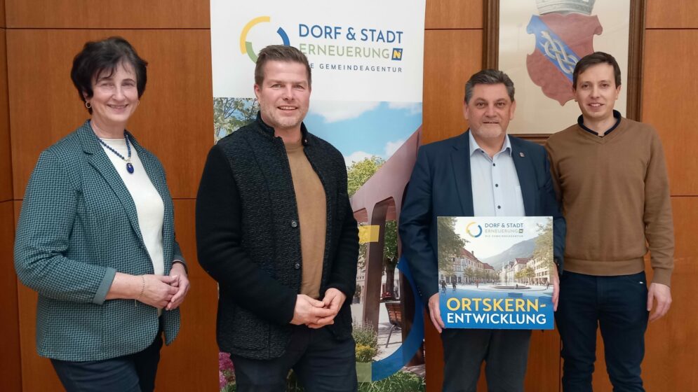 Amtsleiterin Claudia Trinko, Bauingenieur Dietmar Gindl, Bürgermeister Peter Müller, Prozessbegleiter Daniel Fries von der Dorf- & Stadterneuerung.