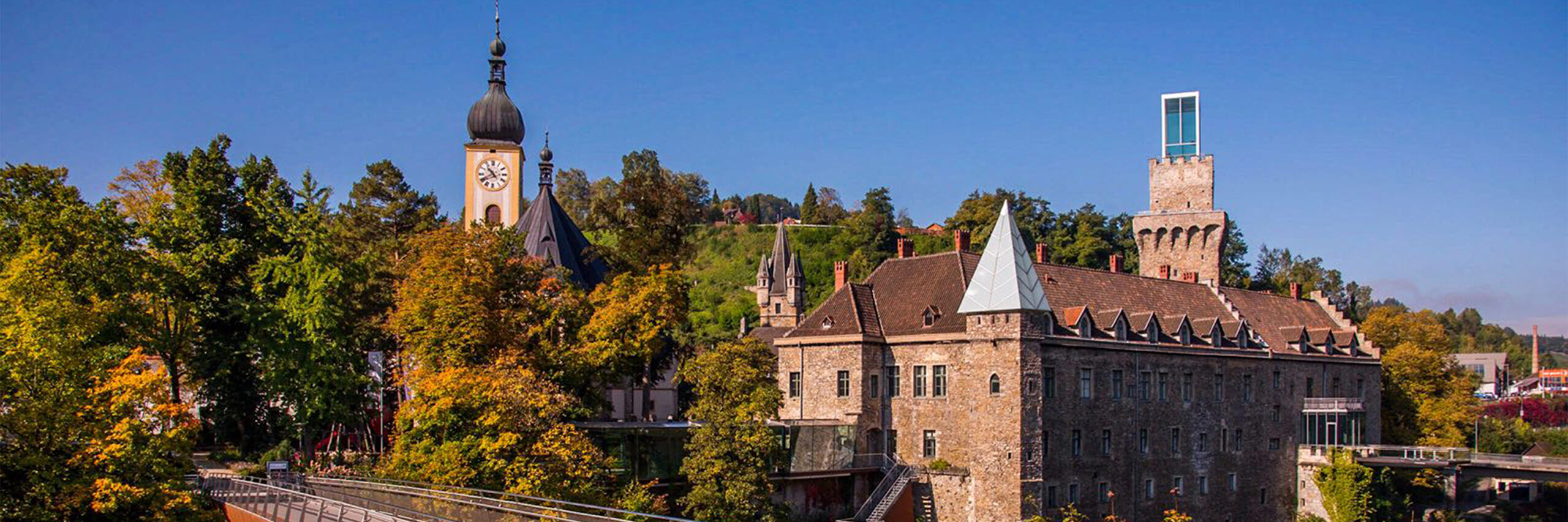 Blick auf die Stadtpfarrkirche und das Rothschild-Schloss in Waidhofen an der Ybbs