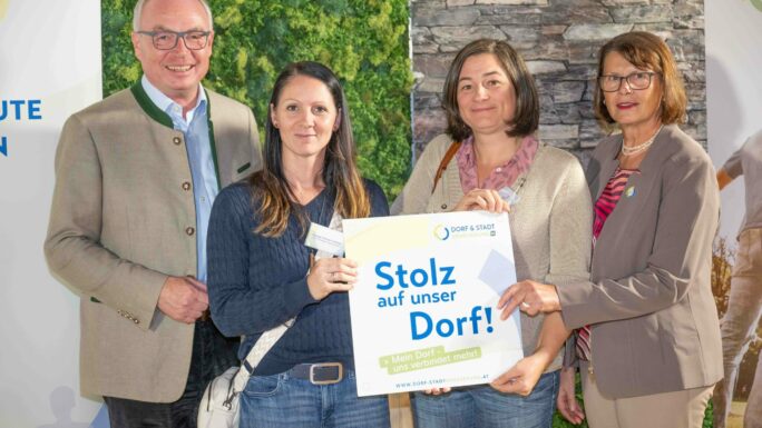 Mehr als 60 Vereine erhielten beim Stammtisch 2024 der Dorf- & Stadterneuerung ihre Plakette für ihr Projekt, das sie im Rahmen der Aktion 