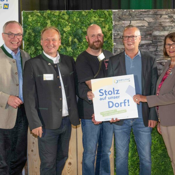 Mehr als 60 Vereine erhielten beim Stammtisch 2024 der Dorf- & Stadterneuerung ihre Plakette für ihr Projekt, das sie im Rahmen der Aktion "Stolz auf unser Dorf" umgesetzt haben.