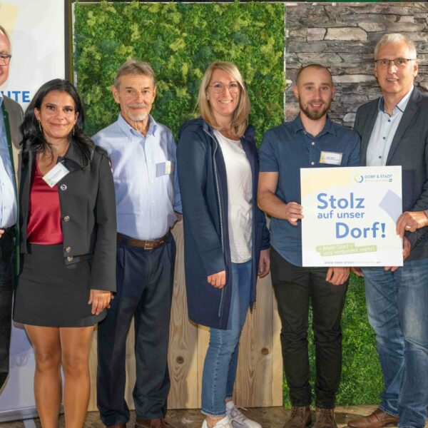 Mehr als 60 Vereine erhielten beim Stammtisch 2024 der Dorf- & Stadterneuerung ihre Plakette für ihr Projekt, das sie im Rahmen der Aktion "Stolz auf unser Dorf" umgesetzt haben.