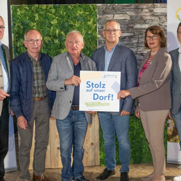 Mehr als 60 Vereine erhielten beim Stammtisch 2024 der Dorf- & Stadterneuerung ihre Plakette für ihr Projekt, das sie im Rahmen der Aktion "Stolz auf unser Dorf" umgesetzt haben.