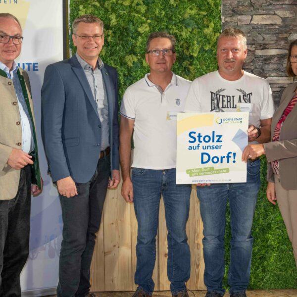 Mehr als 60 Vereine erhielten beim Stammtisch 2024 der Dorf- & Stadterneuerung ihre Plakette für ihr Projekt, das sie im Rahmen der Aktion "Stolz auf unser Dorf" umgesetzt haben.