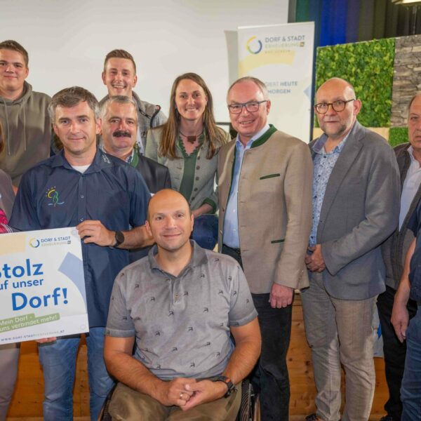 Mehr als 60 Vereine erhielten beim Stammtisch 2024 der Dorf- & Stadterneuerung ihre Plakette für ihr Projekt, das sie im Rahmen der Aktion "Stolz auf unser Dorf" umgesetzt haben.