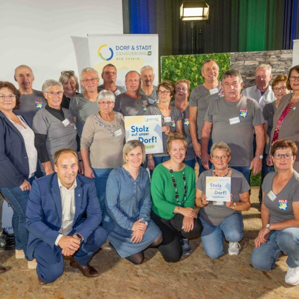 Mehr als 60 Vereine erhielten beim Stammtisch 2024 der Dorf- & Stadterneuerung ihre Plakette für ihr Projekt, das sie im Rahmen der Aktion "Stolz auf unser Dorf" umgesetzt haben.