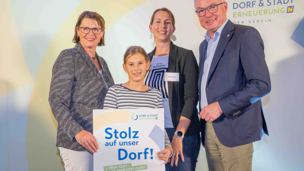 Plakettenvergabe beim Stammtisch Weinviertel mit Obfrau Maria Forstner und LH-Stv. Stephan Pernkopf