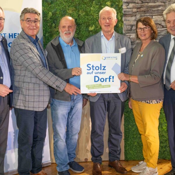 Zahlreiche Dorferneuerungsvereine erhielten beim Stammtisch 2024 der Dorf- & Stadterneuerung ihre Plakette für ihr Projekt, das sie im Rahmen der Aktion "Stolz auf unser Dorf" umgesetzt haben.