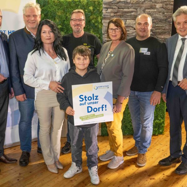 Zahlreiche Dorferneuerungsvereine erhielten beim Stammtisch 2024 der Dorf- & Stadterneuerung ihre Plakette für ihr Projekt, das sie im Rahmen der Aktion "Stolz auf unser Dorf" umgesetzt haben.