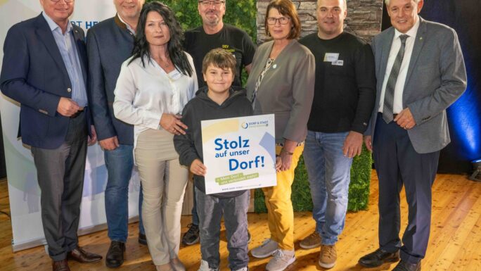 Zahlreiche Dorferneuerungsvereine erhielten beim Stammtisch 2024 der Dorf- & Stadterneuerung ihre Plakette für ihr Projekt, das sie im Rahmen der Aktion 