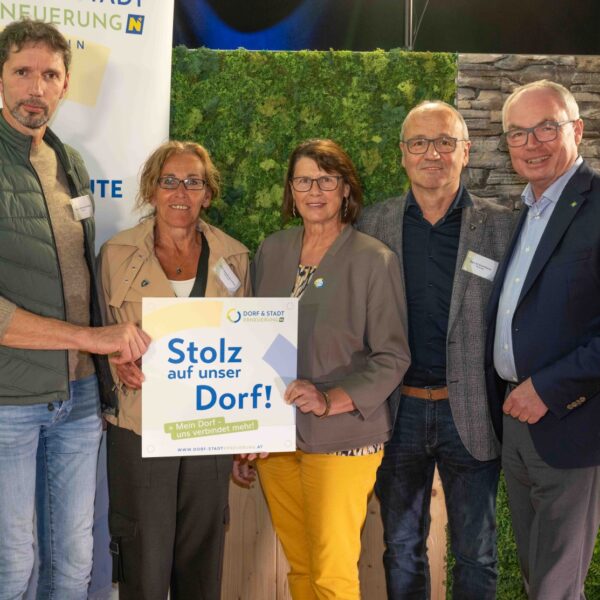 Zahlreiche Dorferneuerungsvereine erhielten beim Stammtisch 2024 der Dorf- & Stadterneuerung ihre Plakette für ihr Projekt, das sie im Rahmen der Aktion "Stolz auf unser Dorf" umgesetzt haben.