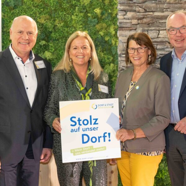 Zahlreiche Dorferneuerungsvereine erhielten beim Stammtisch 2024 der Dorf- & Stadterneuerung ihre Plakette für ihr Projekt, das sie im Rahmen der Aktion "Stolz auf unser Dorf" umgesetzt haben.