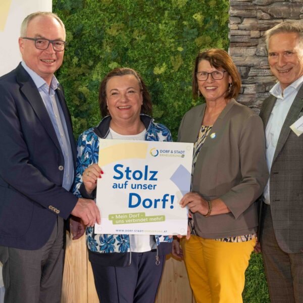 Zahlreiche Dorferneuerungsvereine erhielten beim Stammtisch 2024 der Dorf- & Stadterneuerung ihre Plakette für ihr Projekt, das sie im Rahmen der Aktion "Stolz auf unser Dorf" umgesetzt haben.