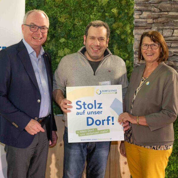 Zahlreiche Dorferneuerungsvereine erhielten beim Stammtisch 2024 der Dorf- & Stadterneuerung ihre Plakette für ihr Projekt, das sie im Rahmen der Aktion "Stolz auf unser Dorf" umgesetzt haben.