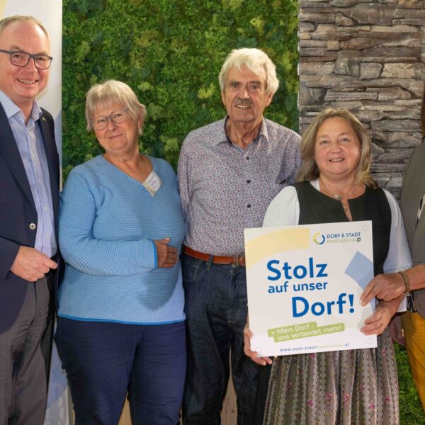 Zahlreiche Dorferneuerungsvereine erhielten beim Stammtisch 2024 der Dorf- & Stadterneuerung ihre Plakette für ihr Projekt, das sie im Rahmen der Aktion "Stolz auf unser Dorf" umgesetzt haben.