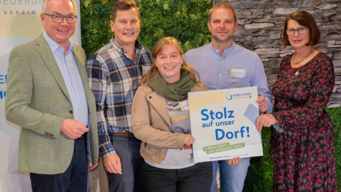 Zahlreiche Dorferneuerungsvereine aus dem Mostviertel erhielten beim Stammtisch 2024 der Dorf- & Stadterneuerung ihre Plakette für ihr Projekt, das sie im Rahmen der Aktion 