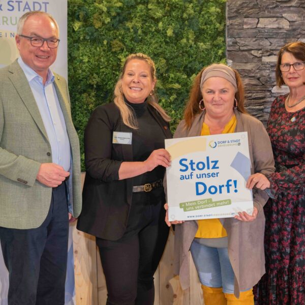 Zahlreiche Dorferneuerungsvereine aus dem Mostviertel erhielten beim Stammtisch 2024 der Dorf- & Stadterneuerung ihre Plakette für ihr Projekt, das sie im Rahmen der Aktion "Stolz auf unser Dorf" umgesetzt haben.