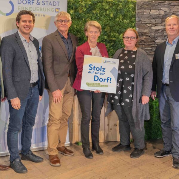 Zahlreiche Dorferneuerungsvereine aus dem Mostviertel erhielten beim Stammtisch 2024 der Dorf- & Stadterneuerung ihre Plakette für ihr Projekt, das sie im Rahmen der Aktion "Stolz auf unser Dorf" umgesetzt haben.