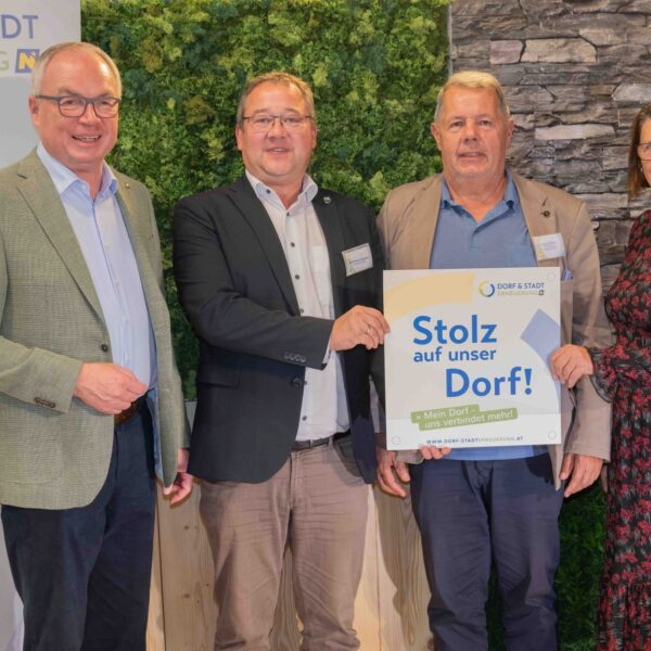 Zahlreiche Dorferneuerungsvereine aus dem Mostviertel erhielten beim Stammtisch 2024 der Dorf- & Stadterneuerung ihre Plakette für ihr Projekt, das sie im Rahmen der Aktion "Stolz auf unser Dorf" umgesetzt haben.