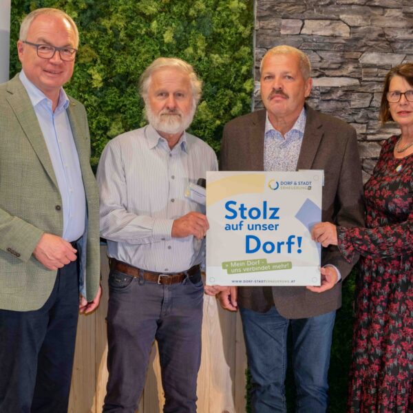 Zahlreiche Dorferneuerungsvereine aus dem Mostviertel erhielten beim Stammtisch 2024 der Dorf- & Stadterneuerung ihre Plakette für ihr Projekt, das sie im Rahmen der Aktion "Stolz auf unser Dorf" umgesetzt haben.