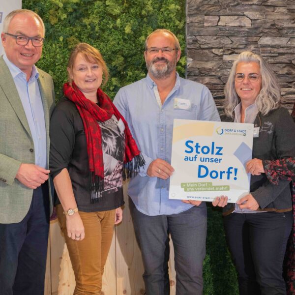 Zahlreiche Dorferneuerungsvereine aus dem Mostviertel erhielten beim Stammtisch 2024 der Dorf- & Stadterneuerung ihre Plakette für ihr Projekt, das sie im Rahmen der Aktion "Stolz auf unser Dorf" umgesetzt haben.