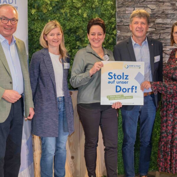 Zahlreiche Dorferneuerungsvereine aus dem Mostviertel erhielten beim Stammtisch 2024 der Dorf- & Stadterneuerung ihre Plakette für ihr Projekt, das sie im Rahmen der Aktion "Stolz auf unser Dorf" umgesetzt haben.