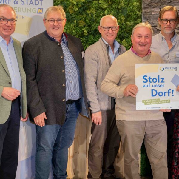 Zahlreiche Dorferneuerungsvereine aus dem Mostviertel erhielten beim Stammtisch 2024 der Dorf- & Stadterneuerung ihre Plakette für ihr Projekt, das sie im Rahmen der Aktion "Stolz auf unser Dorf" umgesetzt haben.