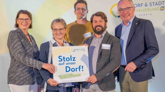 Mehr als 60 Vereine erhielten beim Stammtisch 2024 der Dorf- & Stadterneuerung ihre Plakette für ihr Projekt, das sie im Rahmen der Aktion 