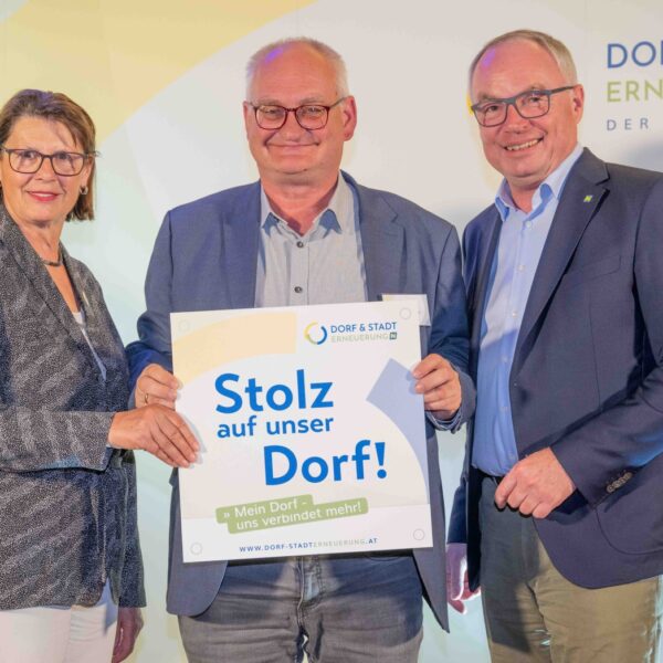 Mehr als 60 Vereine erhielten beim Stammtisch 2024 der Dorf- & Stadterneuerung ihre Plakette für ihr Projekt, das sie im Rahmen der Aktion "Stolz auf unser Dorf" umgesetzt haben.