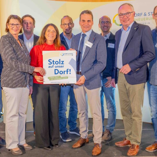 Mehr als 60 Vereine erhielten beim Stammtisch 2024 der Dorf- & Stadterneuerung ihre Plakette für ihr Projekt, das sie im Rahmen der Aktion "Stolz auf unser Dorf" umgesetzt haben.