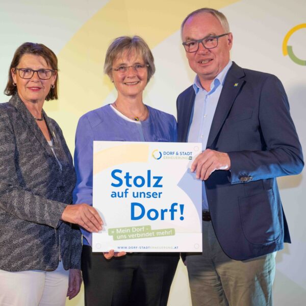 Mehr als 60 Vereine erhielten beim Stammtisch 2024 der Dorf- & Stadterneuerung ihre Plakette für ihr Projekt, das sie im Rahmen der Aktion "Stolz auf unser Dorf" umgesetzt haben.