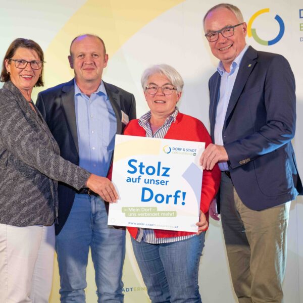 Mehr als 60 Vereine erhielten beim Stammtisch 2024 der Dorf- & Stadterneuerung ihre Plakette für ihr Projekt, das sie im Rahmen der Aktion "Stolz auf unser Dorf" umgesetzt haben.