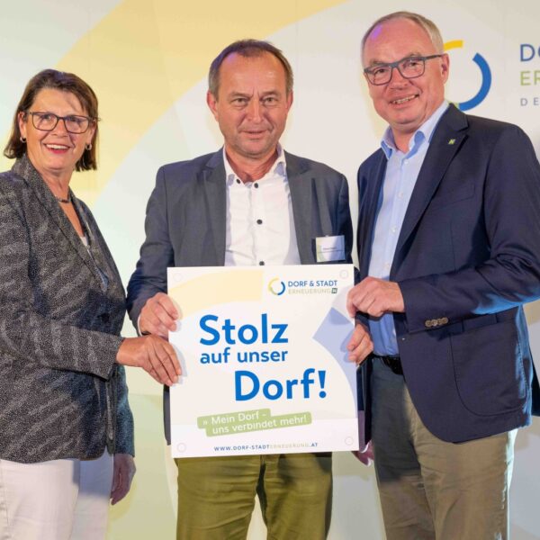 Mehr als 60 Vereine erhielten beim Stammtisch 2024 der Dorf- & Stadterneuerung ihre Plakette für ihr Projekt, das sie im Rahmen der Aktion "Stolz auf unser Dorf" umgesetzt haben.