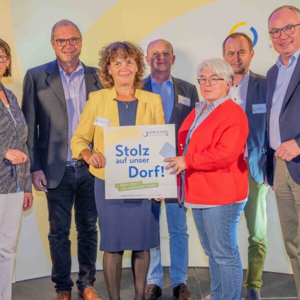 Mehr als 60 Vereine erhielten beim Stammtisch 2024 der Dorf- & Stadterneuerung ihre Plakette für ihr Projekt, das sie im Rahmen der Aktion "Stolz auf unser Dorf" umgesetzt haben.