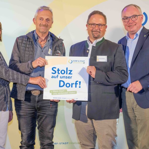 Mehr als 60 Vereine erhielten beim Stammtisch 2024 der Dorf- & Stadterneuerung ihre Plakette für ihr Projekt, das sie im Rahmen der Aktion "Stolz auf unser Dorf" umgesetzt haben.