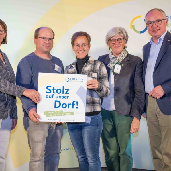 Mehr als 60 Vereine erhielten beim Stammtisch 2024 der Dorf- & Stadterneuerung ihre Plakette für ihr Projekt, das sie im Rahmen der Aktion "Stolz auf unser Dorf" umgesetzt haben.