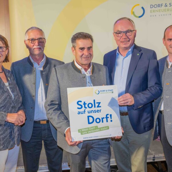 Mehr als 60 Vereine erhielten beim Stammtisch 2024 der Dorf- & Stadterneuerung ihre Plakette für ihr Projekt, das sie im Rahmen der Aktion "Stolz auf unser Dorf" umgesetzt haben.